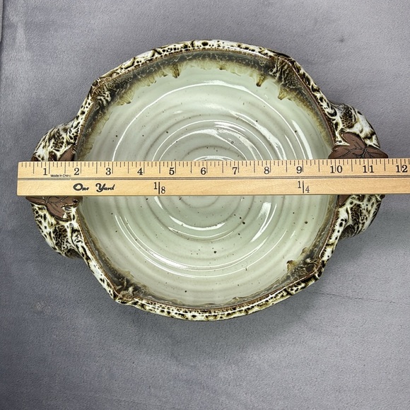 🔥🔥🔥Alewine Pottery Cream and Brown Ceramic Casserole Dish with Ornate Handles🔥🔥🔥 - Picture 3 of 9